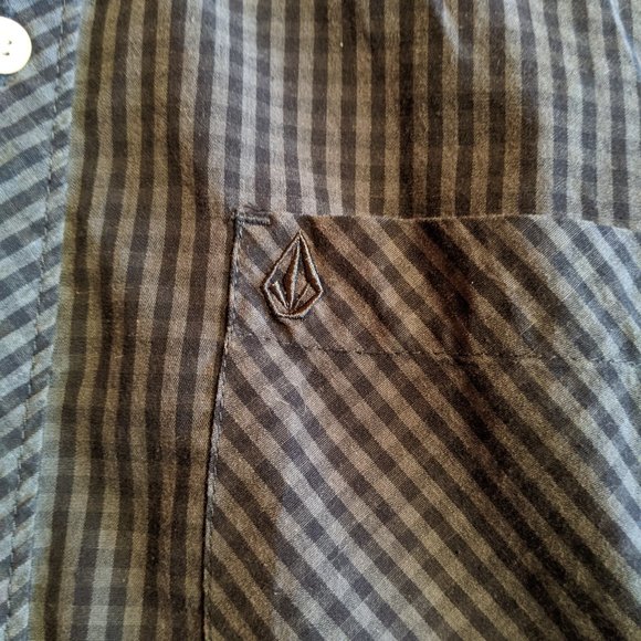 Volcom Short Sleeve Button Up Shirt - Size M - Picture 9 of 9